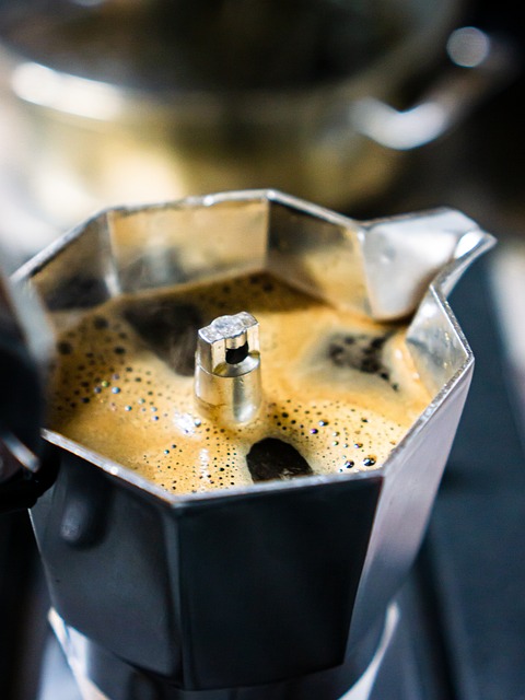 En caso de que en la cafetera no sube el agua. debe revisar si no hay obstrucción. Paso 2.
