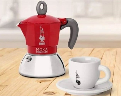 cafetera italiana que sirve para induccion junto con taza para café